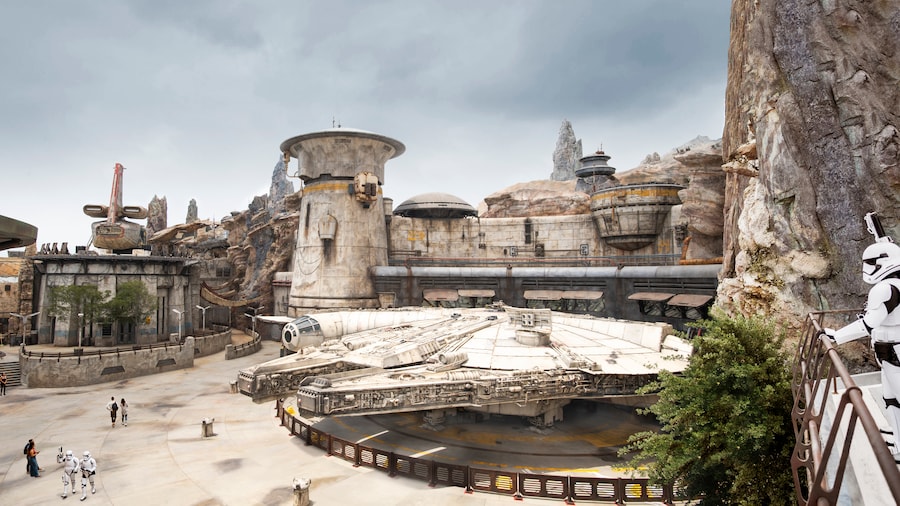 Star wars galaxy edge. Парк Star Wars Galaxy Edge. Galaxy's Edge в Disneyland.