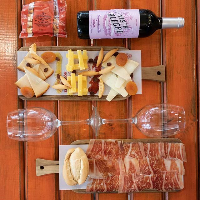 Mesas llenas de quesos de renombre, excelente jamón y unas copas de vino. Gastronomía española 100x100 en nuestras Tabernas (Sevilla, Madrid y Alicante) 
#Gastronomia ##gastronomy #taberna #tavern #tapas #spanishtapas #tapear #comidatradicional #spanishf… ift.tt/38GYies