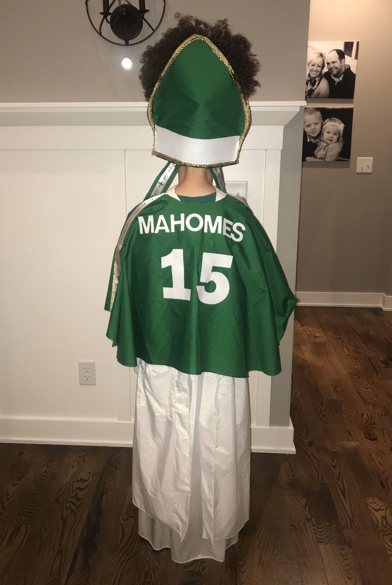 ClohessyKasey's tweet photo. Hey @PatrickMahomes take a look at how we are celebrating St Pat’s this year! There’s no other way! https://t.co/jfAkb2aTv4