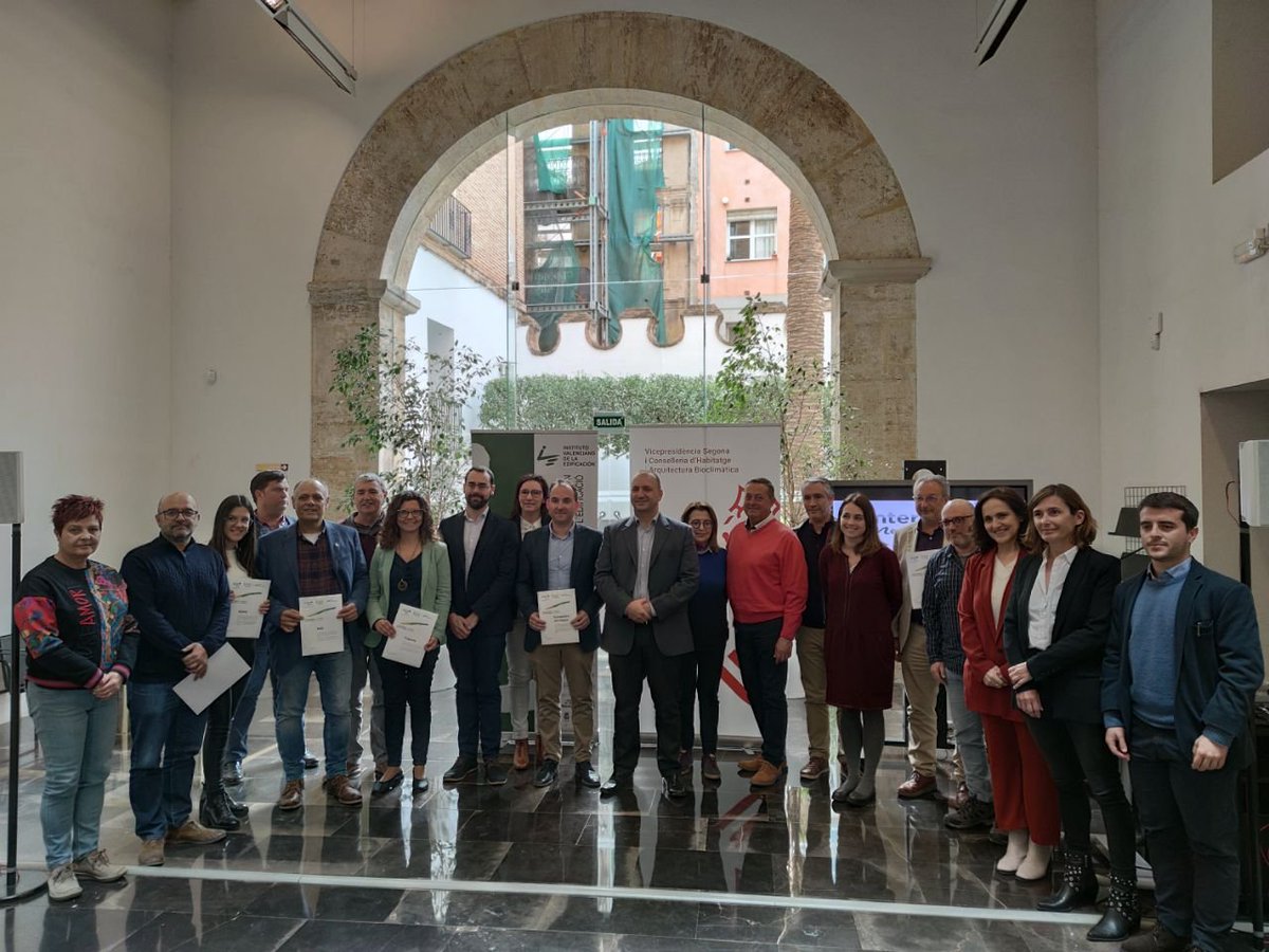 📄 El Vicepresident <a href="/rmartinezdalmau/">Rubén Martínez Dalmau</a> entrega los certificados energéticos de edificios municipales a los municipios que han participado en el proyecto <a href="/SherpaMED/">SHERPA Project</a>.
🏢 @MEDProgramme ha evaluado 165 edificios de toda la cuenca mediterránea, 26 de ellos en la Comunitat Valenciana.