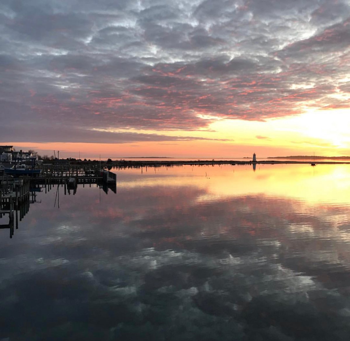 Your #MondayMorning GLOW.... Sunrise at the #Edgartown harbor deck!