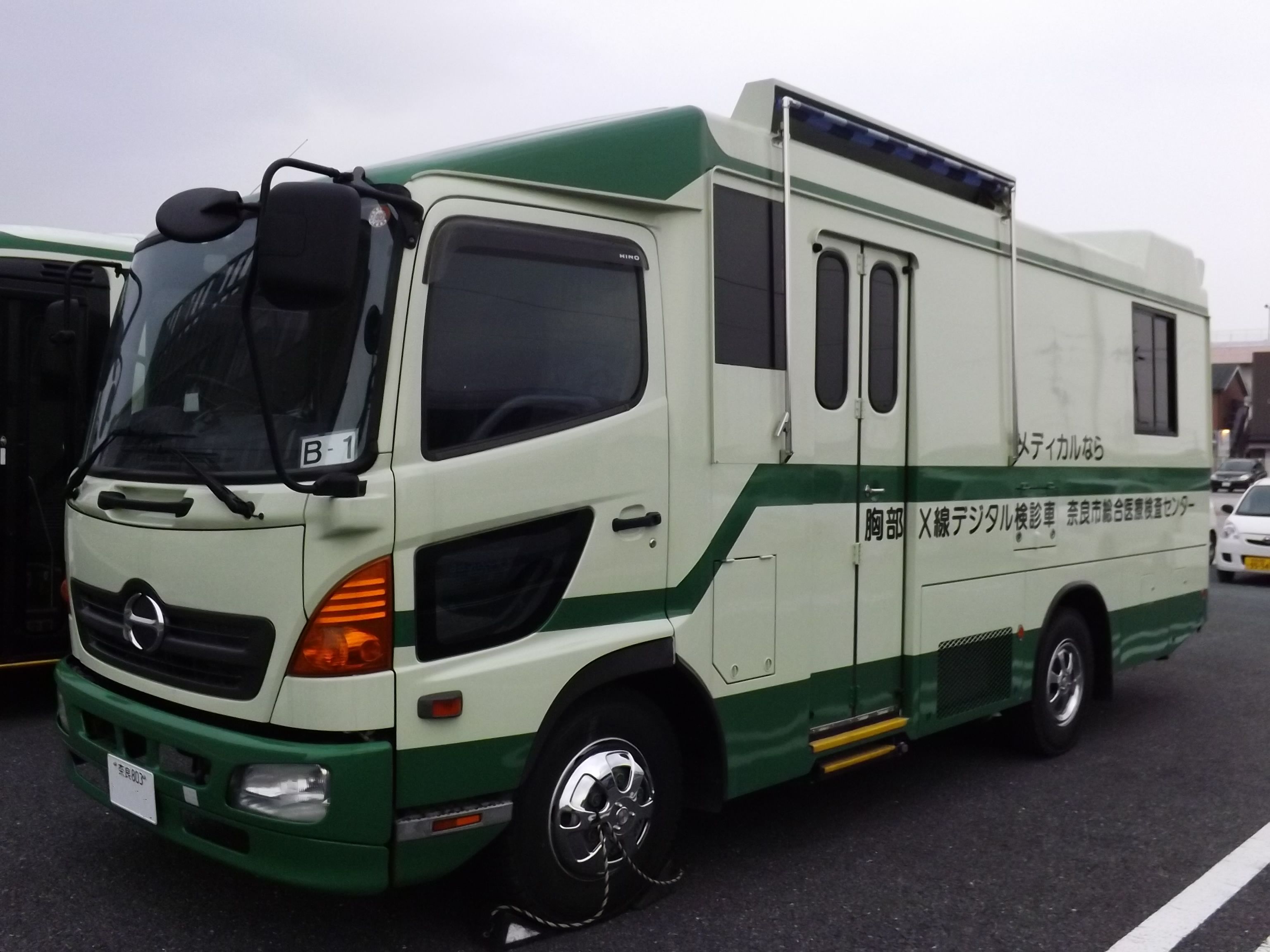 しばとら なんでも屋 名自車体 尾張車体 イズミ車体 尾張車体 今回は同型のレンジャーで揃えてみました こうしてみると各社キャブ上部のルーフの形状やサイドの雨樋 窓や扉の形状などに違いがあります 4枚目はかつてx線車で主流だったバス状