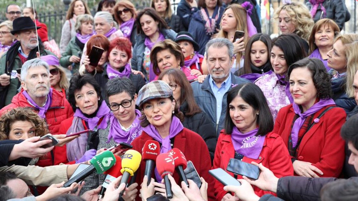 jsantirso's tweet photo. La responsable de la acción gubernamental contra el coronavirus de un país que en 24 horas ha doblado su número de infectados hasta los 1.000 casos, ayer, encabezando una manifestación de 120.000 asistentes. Si la incredulidad os lleva a frotaros los ojos, lavaos antes las manos. https://t.co/AFq4d0fZEX