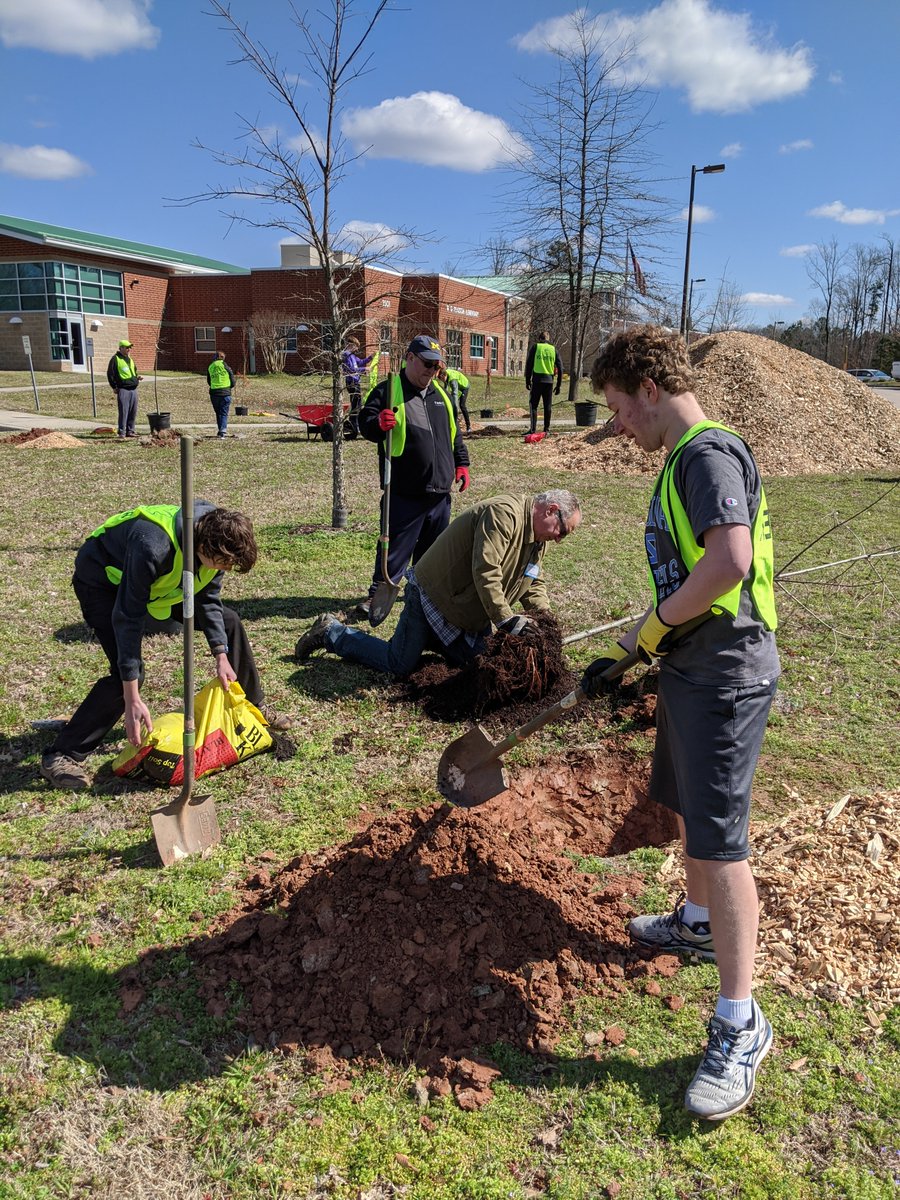 RiversideDPSNC's tweet photo. #RHSEngineering volunteered this weekend to plant trees #AlmostSpring #ItsAGreatADayToBeAPirate #HoyEsUnDíaBuenoParaSerPirata💜🖤 https://t.co/liROQcCsBp
