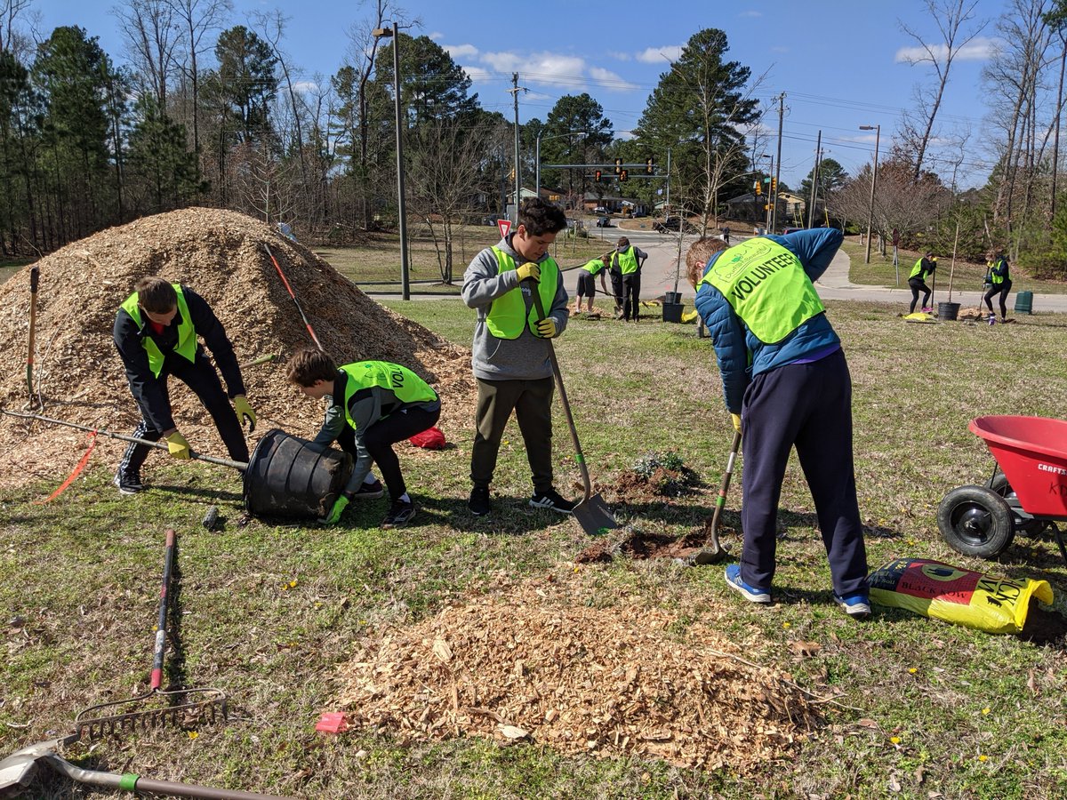 RiversideDPSNC's tweet photo. #RHSEngineering volunteered this weekend to plant trees #AlmostSpring #ItsAGreatADayToBeAPirate #HoyEsUnDíaBuenoParaSerPirata💜🖤 https://t.co/liROQcCsBp