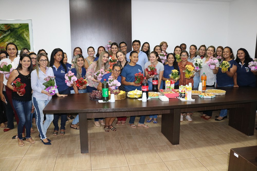 RonioCondao's tweet photo. TBT do dia Internacional da Mulher, equipe de mulheres capacitadas para fazer gestão responsável em nosso município, nada melhor que comemorar junto com elas, representando todas mulheres do munícipio, lembre-se, não só o dia 8 mas todos os dias será lembrado como seu dia mulher. https://t.co/dqmFi4wP9Z