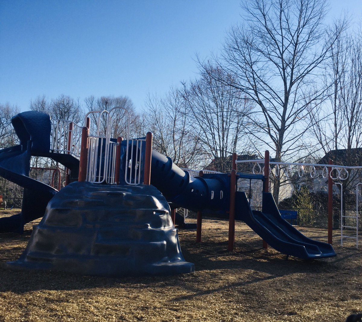 ashland_tablet's tweet photo. Today we are feeling excited for the warm weather. Enjoy outdoor recess falcons. #ashlandsoar https://t.co/wXhdC90ZG3