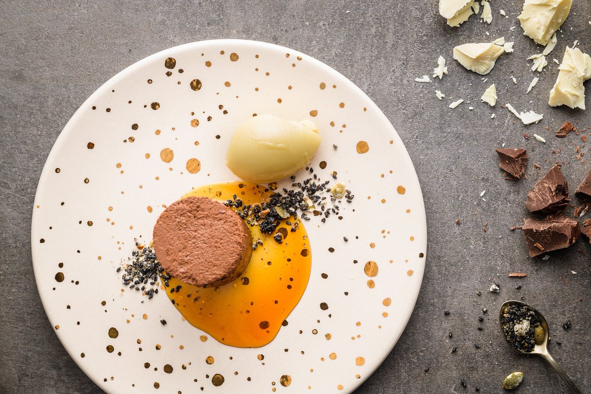 Abrasado nos invita a probar sabores únicos. Hoy te proponemos disfrutar de uno de nuestros postres estrella: frío de chocolate amargo y cremoso de chocolate blanco. ✨¿Todavía no lo probaste?