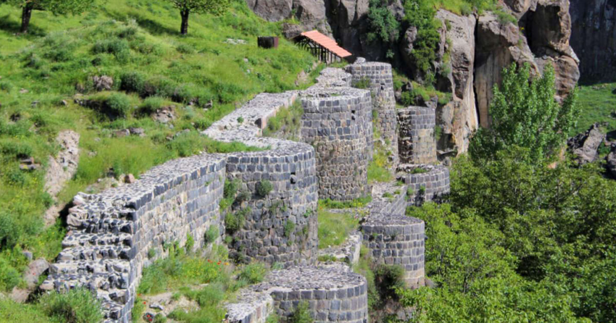 KarTour2's tweet photo. 🙂Bjni Fortress is an Armenian medieval fortress situated in Bjni village in Armenia’s Kotayk Province. The Bjni fortress was constructed between the 9th and 10th centuries by the Bagratuni dynasty’s royal Pahlavuni family.
#Armenia #travel #travelwithus #followus #KarTour❤ https://t.co/f4SdkwTz0d