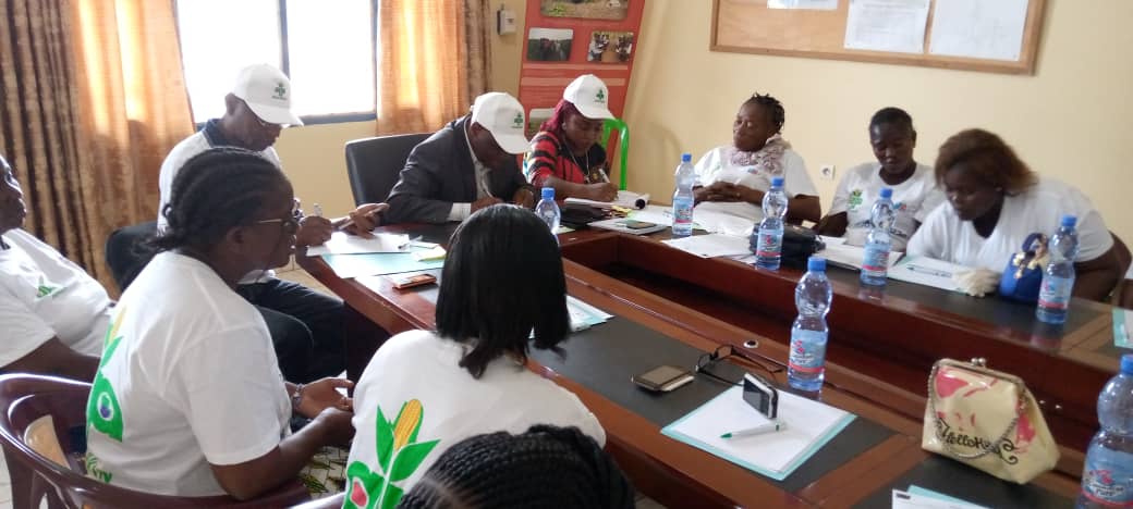 papakin10's tweet photo. Papakin : l’antenne de Mbanza-ngungu a célébré la journée internationale du droit de la femme avec les maraîchères du Kongo-central. https://t.co/mrxsCHskfj