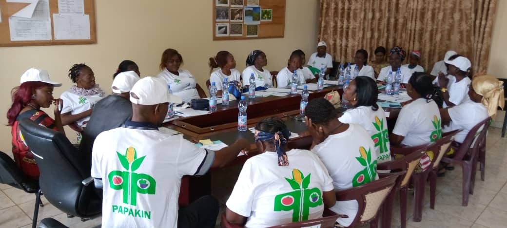 papakin10's tweet photo. Papakin : l’antenne de Mbanza-ngungu a célébré la journée internationale du droit de la femme avec les maraîchères du Kongo-central. https://t.co/mrxsCHskfj