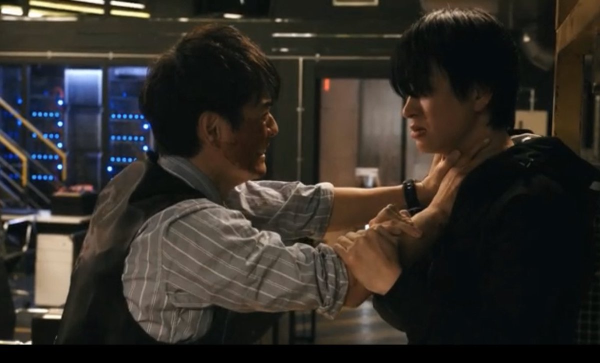 1話で「あなたが一線を越えるなら、俺が止める」と銃口を向けて井沢さんに言った山内くんと、10話で井沢さんに首を締められる山内くんはきっと意図的な対比なんだよなあ……1話では言葉が届いてるか分からなかったけど、10話では言葉がなくても山内くんの気持ちが井沢さんに届いた  #絶対零度