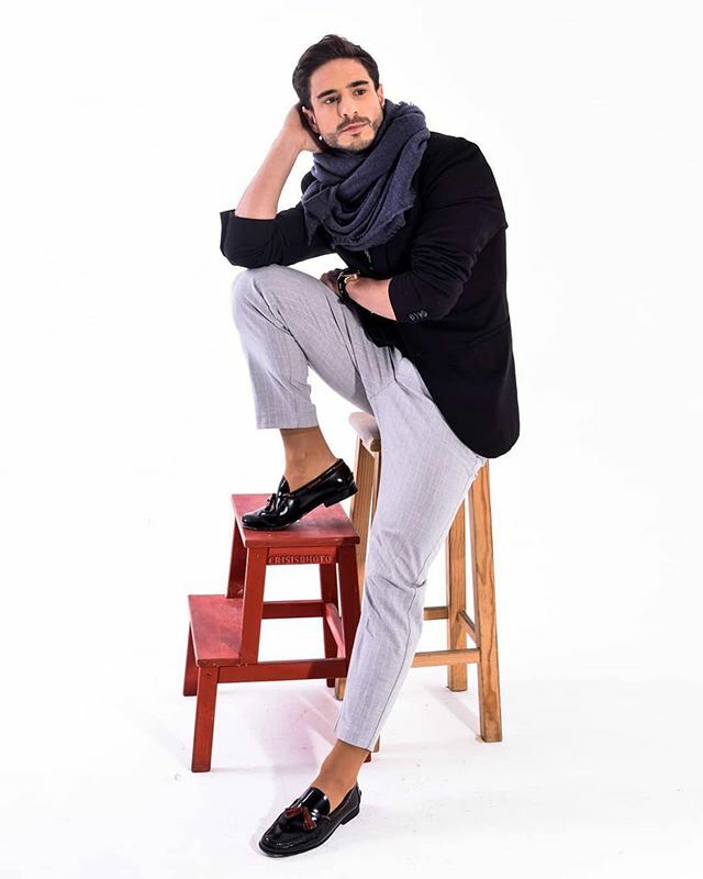 #Repost @hectorcamorra8
・・・
En los pequeños detalles se conocen a las grandes personas... ♥️💛♥️
.
.
Editorial Mayo 2019: <a href="/coolkoreamag/">Cool Korea</a> 
Fotografía y estilismo:@bertrandvergnes2020 
Showroom:<a href="/zara/">ZARA</a> 
Reloj: <a href="/kyboe/">KYBOE</a> .
.
#malemodel #showroom #shooting #makeup #moda #modeling #…