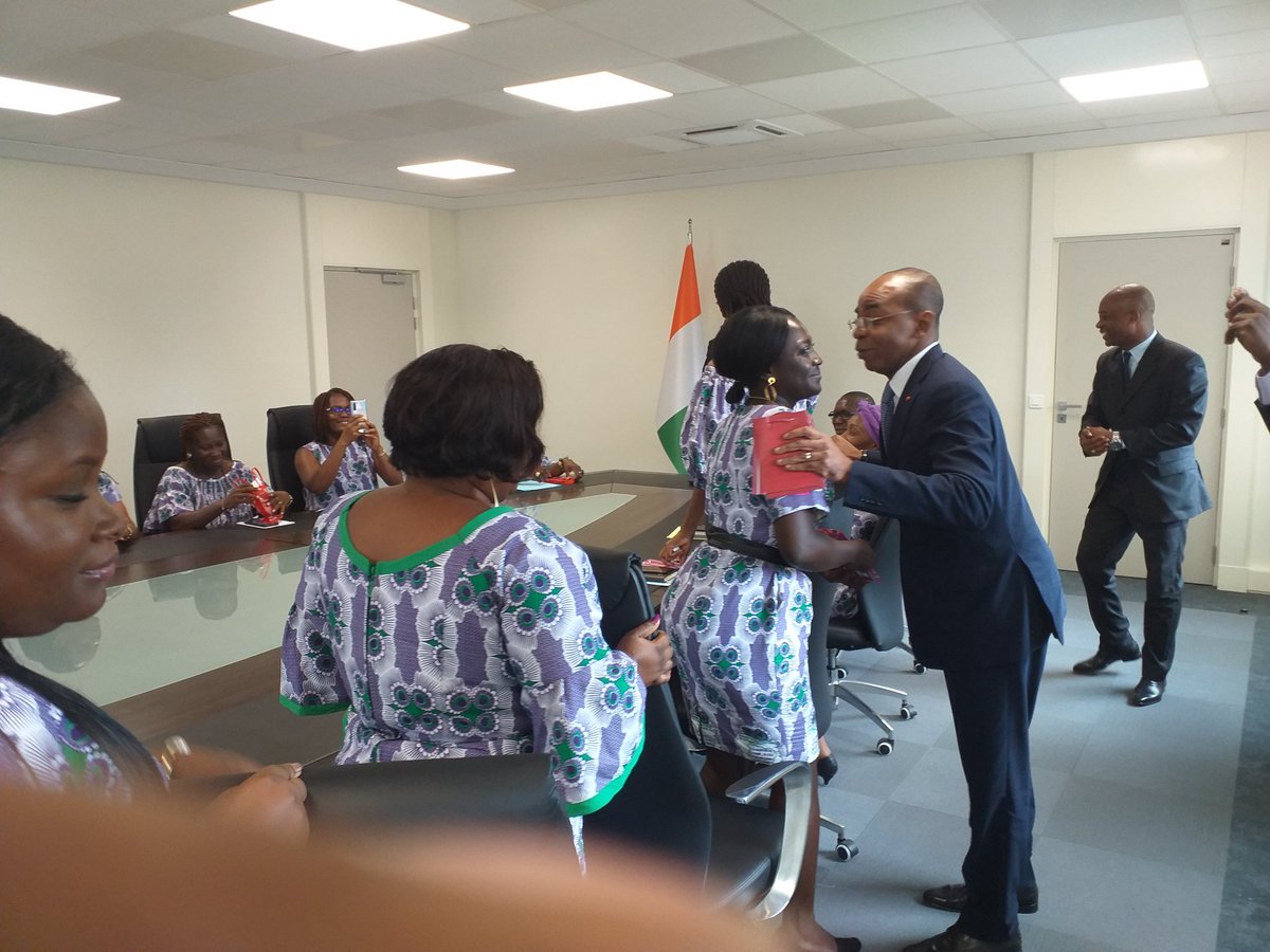 MinCGP_ci's tweet photo. #JIF2020 : Le Min @ClaudeIsaac_De rend hommage aux vaillantes Femmes de son Cabinet pour leur engagement et leur contribution au rayonnement du ministère. @MinCGP_ci #Gouvci @ONUFemmes @mffe_gouv https://t.co/yq6riNjL9C