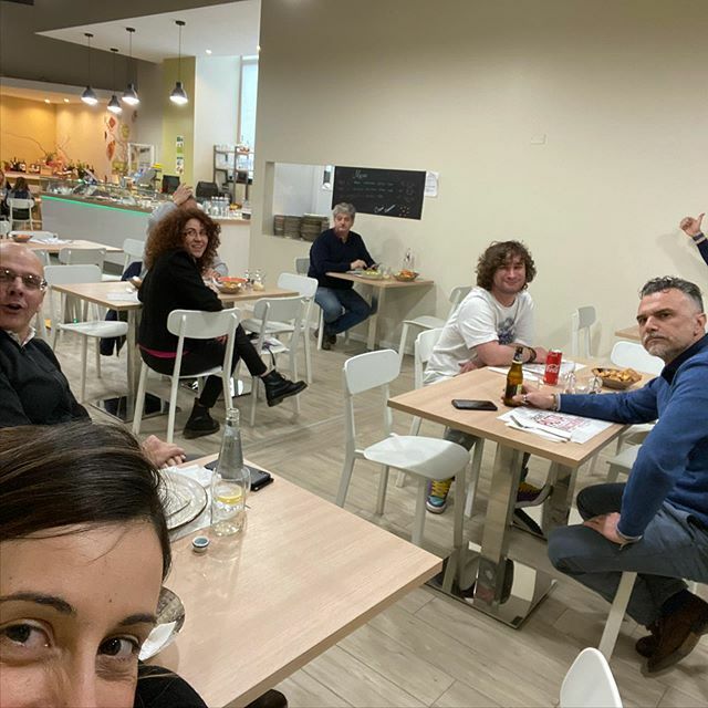 InCucinadaSari's tweet photo. Vicini ma lontani. Per chi non può fare smart working, la prudenza e l’attenzione prima di tutto! E anche nei coworking le cose cambiano...Seguiamo le raccomandazioni. #insiemecelafaremo #coworking #coworkingcommunity #coworkinglife😊 https://t.co/8J894PUYYv https://t.co/LHhLsEtCmb