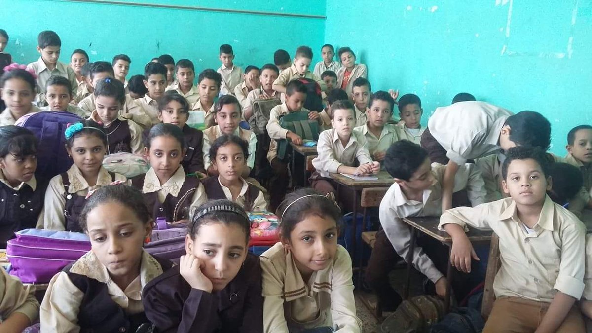 DrShdeeddAwy's tweet photo. زي ما وزارة التربية والتعليم قالت إن لازم يكون فيه متر مسافه ما بين كل طالب و طالب لمنع انتشار فيروس #كورونا يا ريت بالمره تشوف لينا مهندس شاطر ينفذ التعليمات دي على ارض الواقع في المدارس الحكوميه.  😊
#تعليق_الدراسه_في_مصر https://t.co/2h6iQkD5Zw