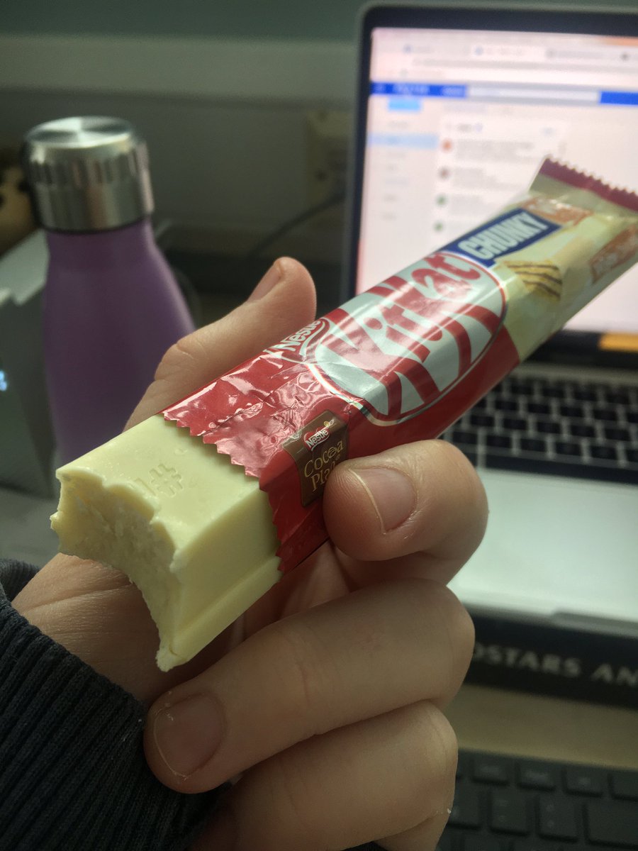 laurzipop's tweet photo. Eating a white choc KitKat chunky from my Xmas selection box - NO WAFER @KITKAT #noway #nowafer https://t.co/SKrQWZKwUq