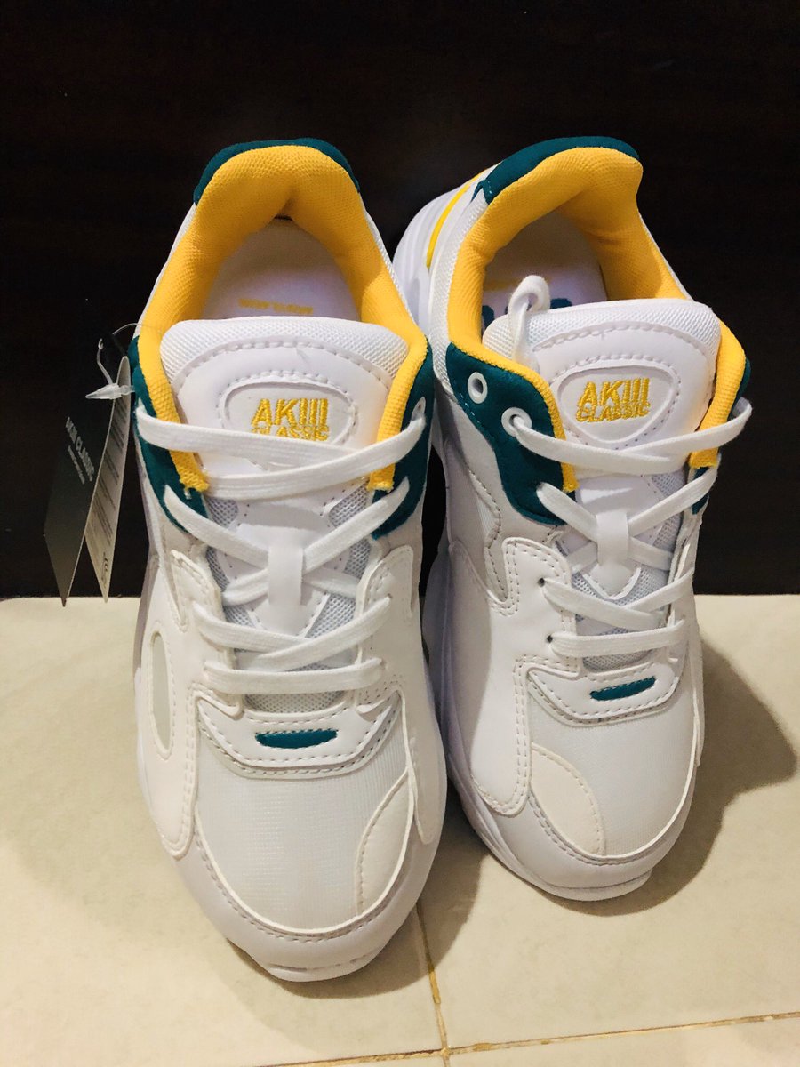 oillio_1708's tweet photo. จากคู่ละ3400 ลดเหลือ1000 นิดๆ ชอบสีกดสั่งหยั่งไว 💚💛 #AKIII https://t.co/Sd9zScYrb9