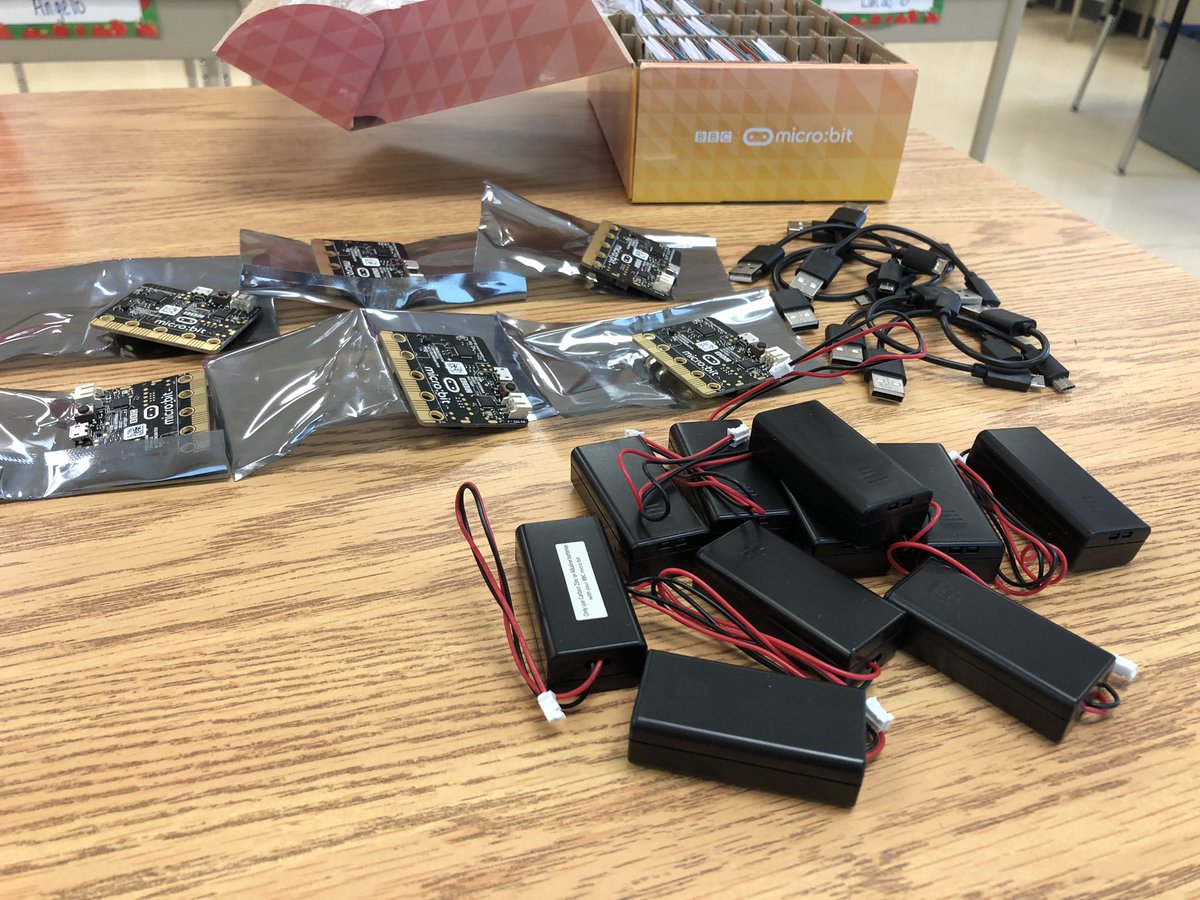 Mrs_DeThomasis's tweet photo. Grade 6 students learning how to code microbits with @KidsCoding via google hangouts. @SMD_YCDSB @YCDSB https://t.co/TA4bqq1CD4