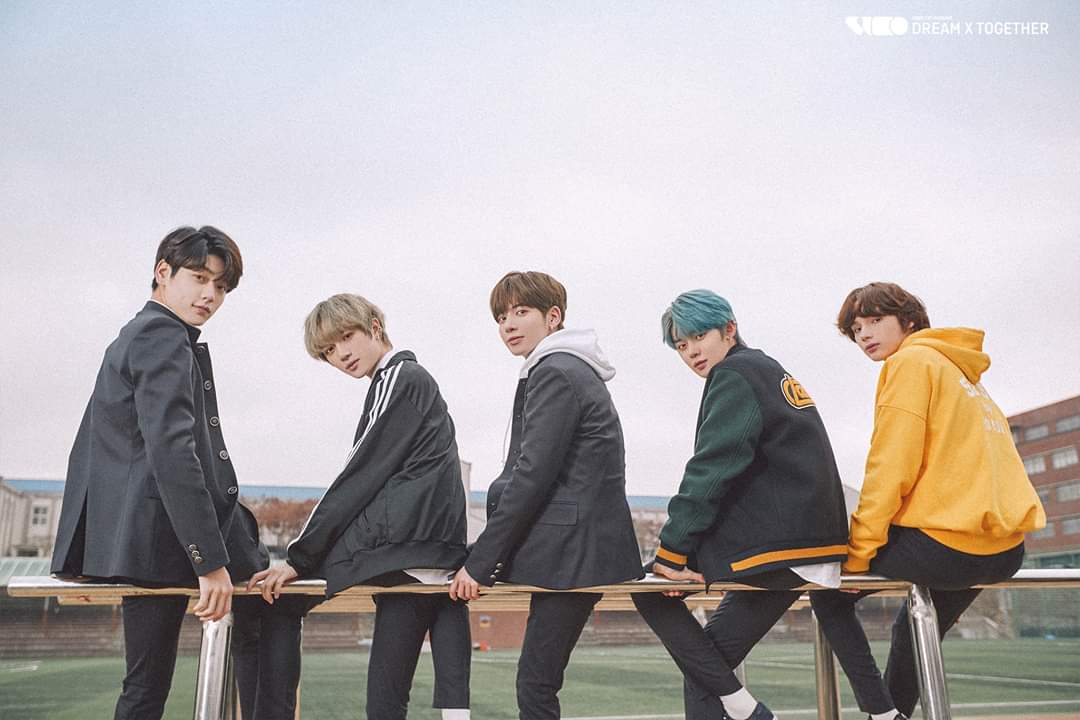TXT_center's tweet photo. 2020 TXT FANLIVE DREAM X TOGETHER Epilogue Photo
TXT :: 꿈모아
#투모로우바이투게더 #TXT #수빈 #연준 #범규 #태현 #휴닝카이
#SOOBIN #YEONJUN #BEOMGYU #TAEHYUN #HUENINGKAI
#DREAMXTOGETHER #꿈모아 #모아들다음꿈에서만나
🔗https://t.co/0bu5o7ce2z https://t.co/woHuQh69nZ