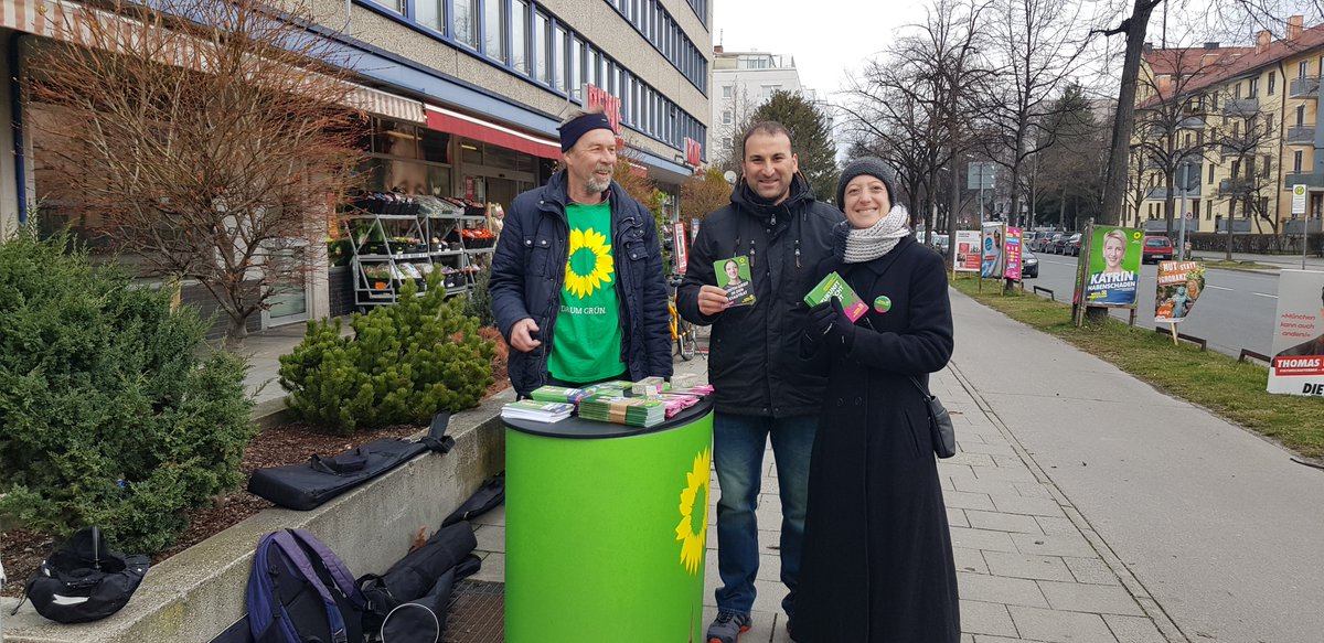 obermaedchen's tweet photo. Unser fröhlicher #OV #Sendling #Westpark @Gruene_Muenchen trotzt jedem Wetter! Am Wochenende sind wir wieder am #Harras, #Partnachplatz und #Kidlerplatz zu finden. #Kommunalwahl2020 #klimawahl #Feminism #Digitalisierung #Endspurt https://t.co/4pqKjZJ7Fr