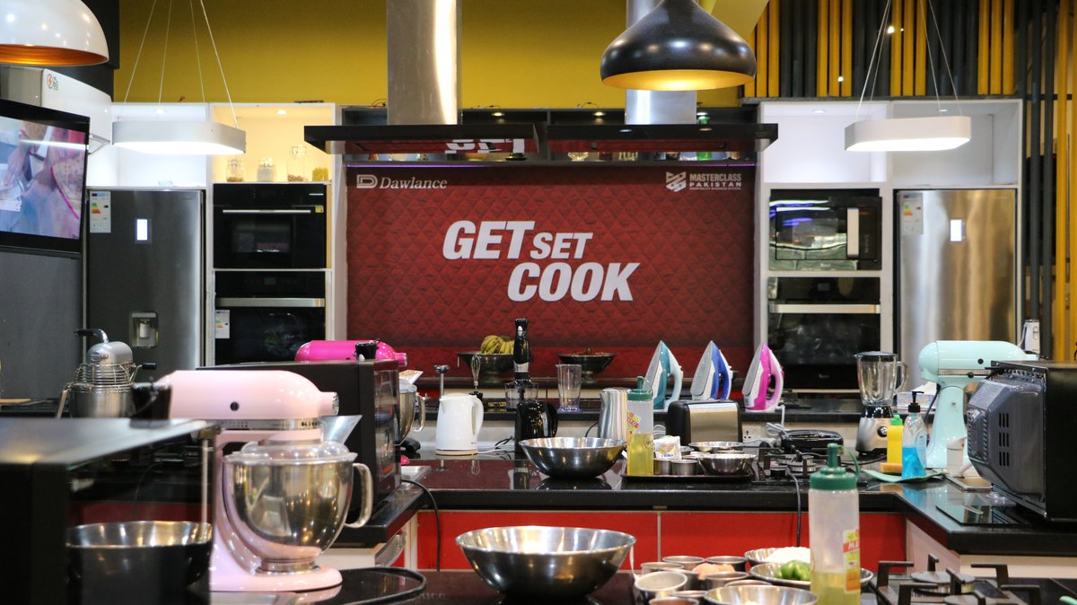 MasterClassPk's tweet photo. On 6th March, #Dawlance the leading brand of Pakistan has conducted a team-building activity 'Get Set Cook' at #MHBS.

The #dealers along with their #spouses participated in the hands-on cooking session &amp; cooked #delightfuldishes by using #DawlanceAppliances. https://t.co/juKmnLRl57