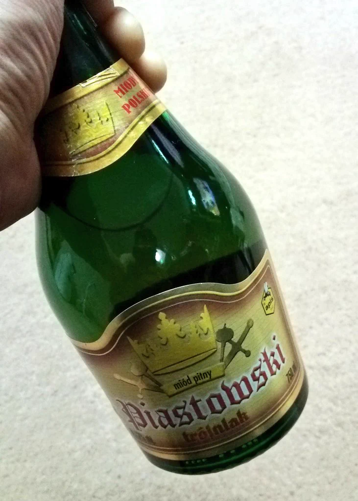 @gamaguchi01 私のオススメはポーランドの蜂蜜酒miod pitnyです！
程よい甘さでロックで飲むのが好きでした😊
唯一の欠点は同じものを国内で買えないこと……(泣) 