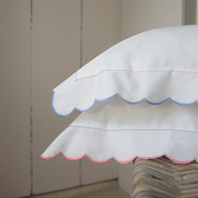 ✨Hot off the Press✨ delighted that our Scalloped Edge Collection has been included in the @livingetcuk ‘Ultimate Mother’s Day Gift Guide’. Full page in Stories. Thank you @yespleaseblog <a href="/aldous/">aldous</a>.annie__ Link in Bio
#sarahkdesigns ift.tt/39CKS46