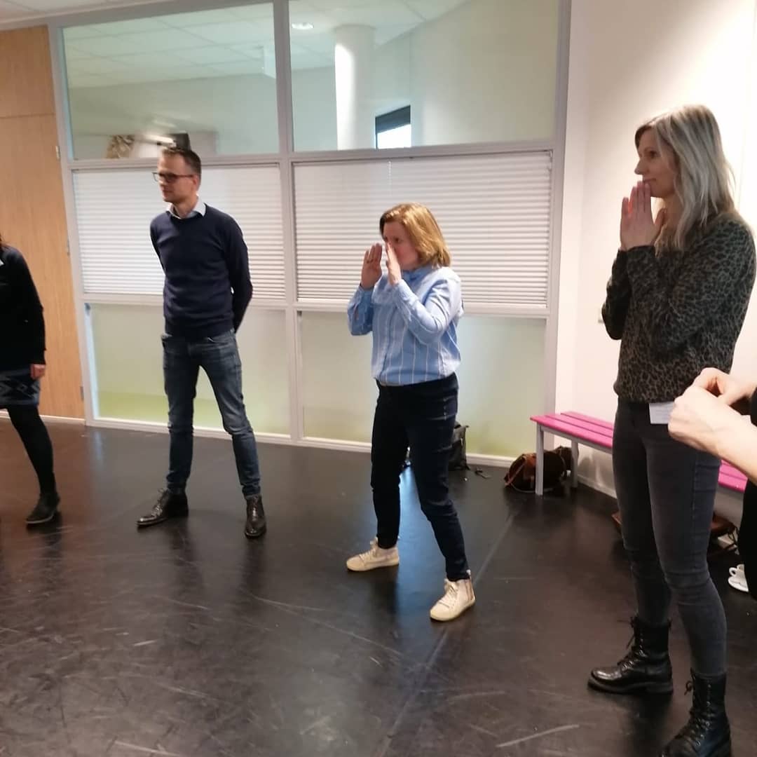 workshop_trots's tweet image. Afgelopen donderdag is congres ambulante begeleiders georganiseerd door VSO scholen.Tijdens workshop TROTS hebben we ambulante begeleiders uitgedaagd om mee te doen met improvisatietheater. De deelnemers hebben vol enthousiasme al hun creativiteit ingezet tijdens dit spel. 1/2