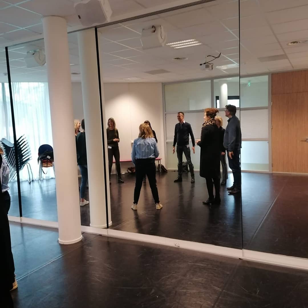 workshop_trots's tweet image. Afgelopen donderdag is congres ambulante begeleiders georganiseerd door VSO scholen.Tijdens workshop TROTS hebben we ambulante begeleiders uitgedaagd om mee te doen met improvisatietheater. De deelnemers hebben vol enthousiasme al hun creativiteit ingezet tijdens dit spel. 1/2