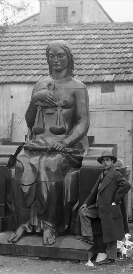 MNCeramica's tweet image. #Onthisday de 1964 fallecía el escultor José #Capuz Mamano. Para recordarle hemos elegido una instantánea custodiada en el @ipcepatrimonio  y que nos visitó con la muestra El taller del artista. El escultor posa junto a su obra con la que se coronó  «La Equitativa» en Madrid