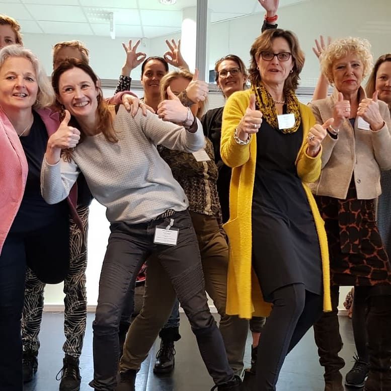 workshop_trots's tweet image. De deelnemers hebben mooie ‘freeze‘ gemaakt zoals een vaas bloemen. Creatieve samenwerking zonder overleg. We hebben positieve energie van gekregen wat ook de bedoelding is van workshop TROTS. De deelnemers in groepsfoto geven aan wat hun ervaringen met workshop TROTS zijn. 2/2