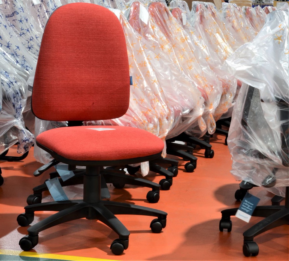 summit_1977's tweet photo. Here we have another luxurious fabric, not often seen on #operatorchairs, for @WitleyJones. Alba, from @PanazFabrics is stain resistant and anti microbial with a distinct linen effect weave. https://t.co/1ZCXUu6Is3 https://t.co/lDdqCNg75T