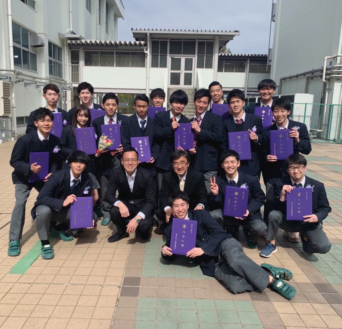 sherry_112_'s tweet photo. ㊗️⚽️㊗️⚽️㊗️
やっぱ高校3年間のこの人たちは思い出の存在感強め https://t.co/6Y68jvhZwV
