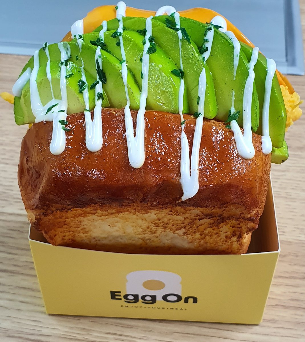 皆さん、アンニョンハセヨ！
今日は、３月中にオープンする田町店エッグオンのメニューの中で"アボカドで作ったアボカドエッグをご紹介をいただきます!🤗🙏🥪🍞🍞

♡中身です♡
-毎朝供給される手作りプリオシュ食パン
-新鮮な卵のスクランブル
-チェダーチーズ
-エッグオン特製ソース
-生アボカド🥑