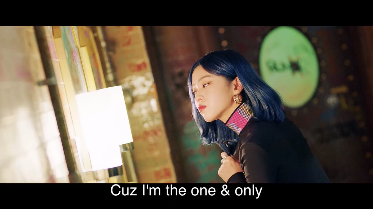 ITZYの新曲WannabeのMV リュジンちゃんがトイレで髪を切って 人が