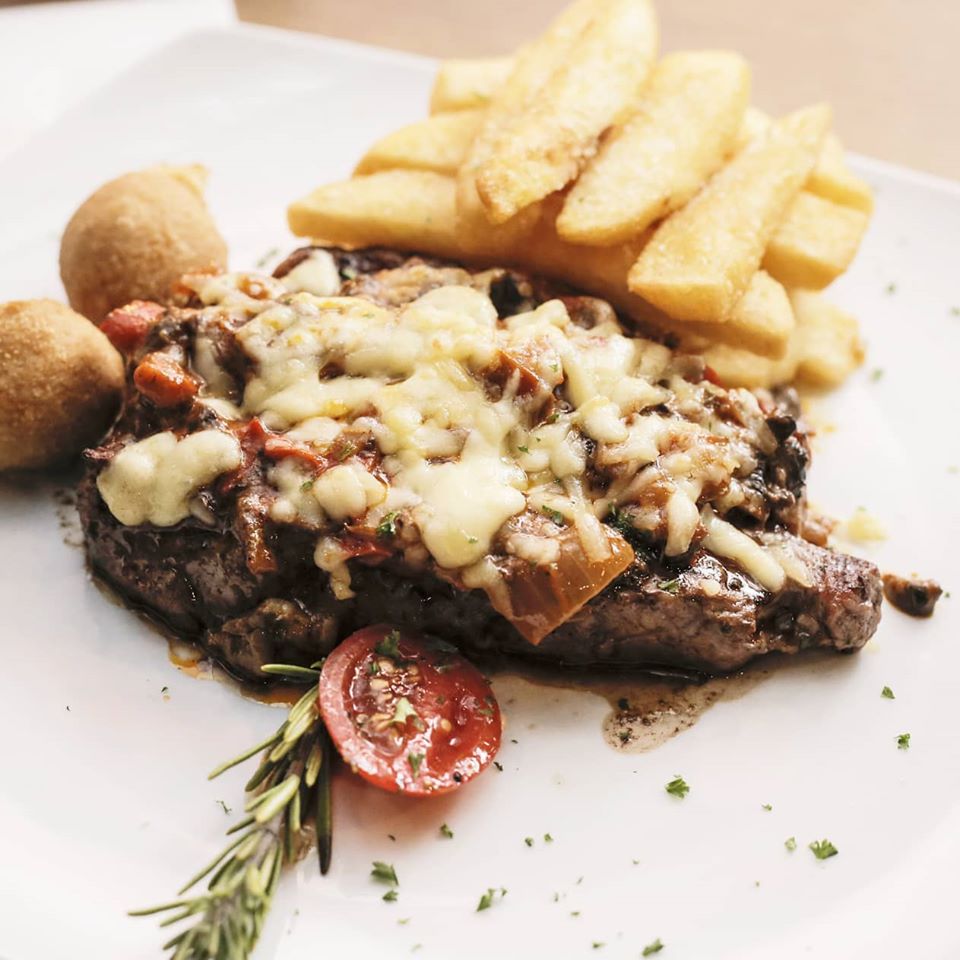 Matured sirloin cooked to perfection👌

Come join us for lunch! 

#CityGrill #steak #grill #grillhouse #capetown #SouthAfricanGrill #gourmet #Lunchtime