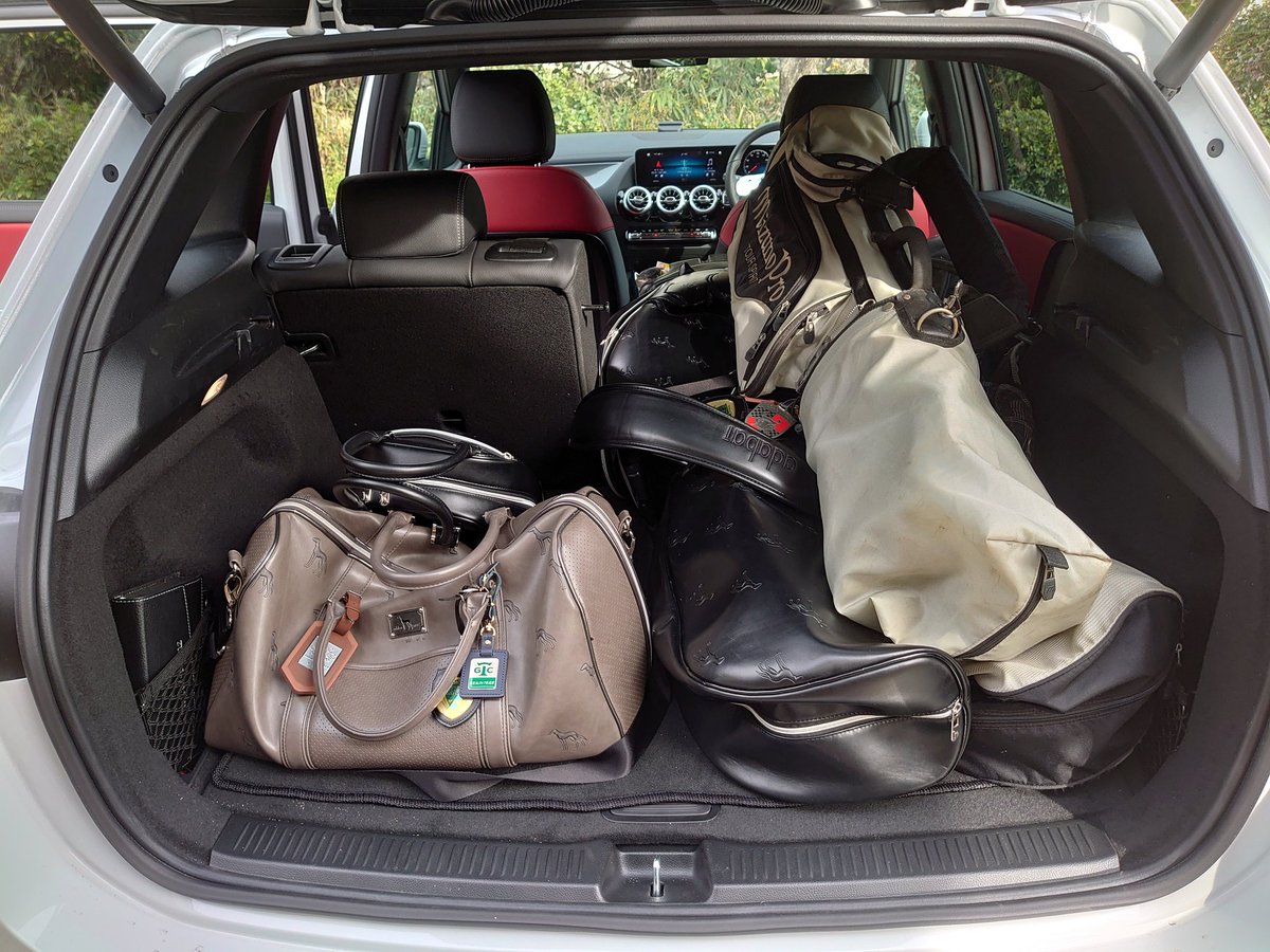 mebijy3636's tweet photo. #ゴルフバック 何セット搭載できるか試してみました。 #Mercedes #B200d
2人分だと余裕、3人分だとセンターアームレストを倒して2段に積むことになります。なんとかギリギリ3名分までですね🏌️
気分爽快、おじいちゃん今日も元気にナイスショット(^_^)v https://t.co/wtY0UAOdz2