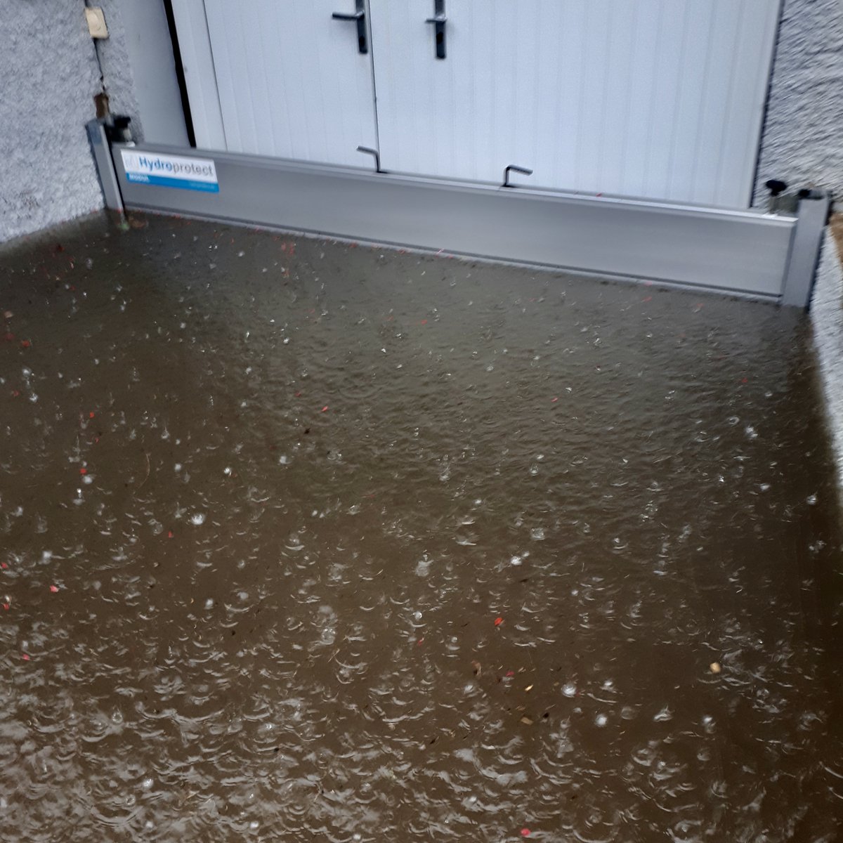 Hydroprotect's tweet photo. 🌊Face aux #inondations, certains s’en tirent mieux que d’autres.  
💙Par quel miracle ? Cette énigme s’appelle la #résilience 

🎯Nous pouvons vous aidez !

#equipement #aqualock #hipro #modul 
#anticipation #prevention #protection 
#wateroverlast #hochwasserschutz #flooding https://t.co/f93cshBkLc