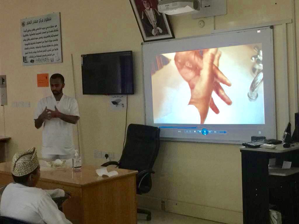 تضامناً مع إنتشار فايروس كورونا في مختلف مجتمعات العالم وللحث على الوقاية والحد من انتشار هذا الفايروس إلى مجتمعنا. قدّم ممرض الصحه المدرسية (إبراهيم العويسي) محاضرات توعويه للعديد من الفصول حول الفايروس ومسبباته وأعراضه وطرق الوقاية منه. كما قام بتوضيح طريقة غسل اليدين الصحيحة.