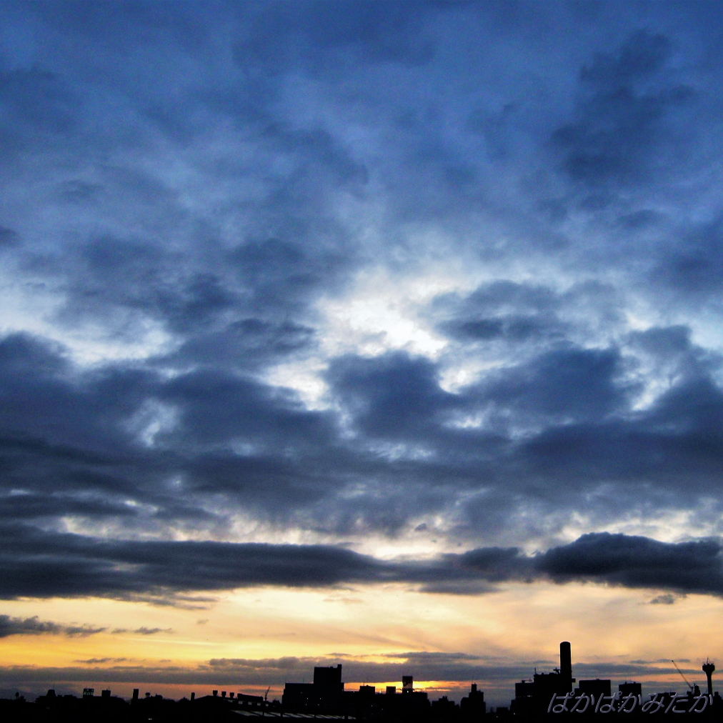 TMitaka's tweet photo. 3/9
　
夕空に願いを

　穏やかな一夜になりますように

のっぴきならぬ我諸事情で
二日お休み致しまして
ご挨拶、ご返事できず
失礼致しました

三鷹跨線橋より　16：57・17：30・36
　
昨年03月⇒https://t.co/cAoSRDtrcZ
　
https://t.co/cE2fHwwLv7 https://t.co/DqQ1IK8h89