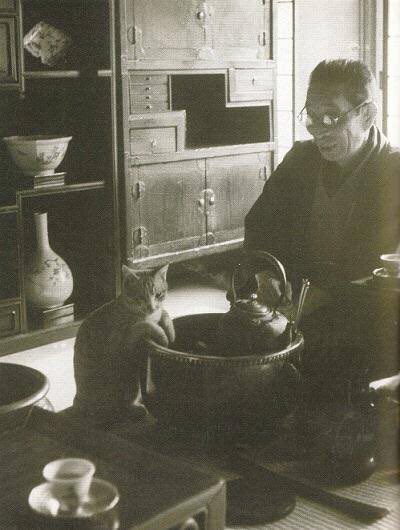 「大佛次郎はもちろん、作家と動物の組み合わせが大好きなので、まとめて本にして欲しいレベルなんですよ…! ワンコと遊ぶ志賀直」松吉の漫画