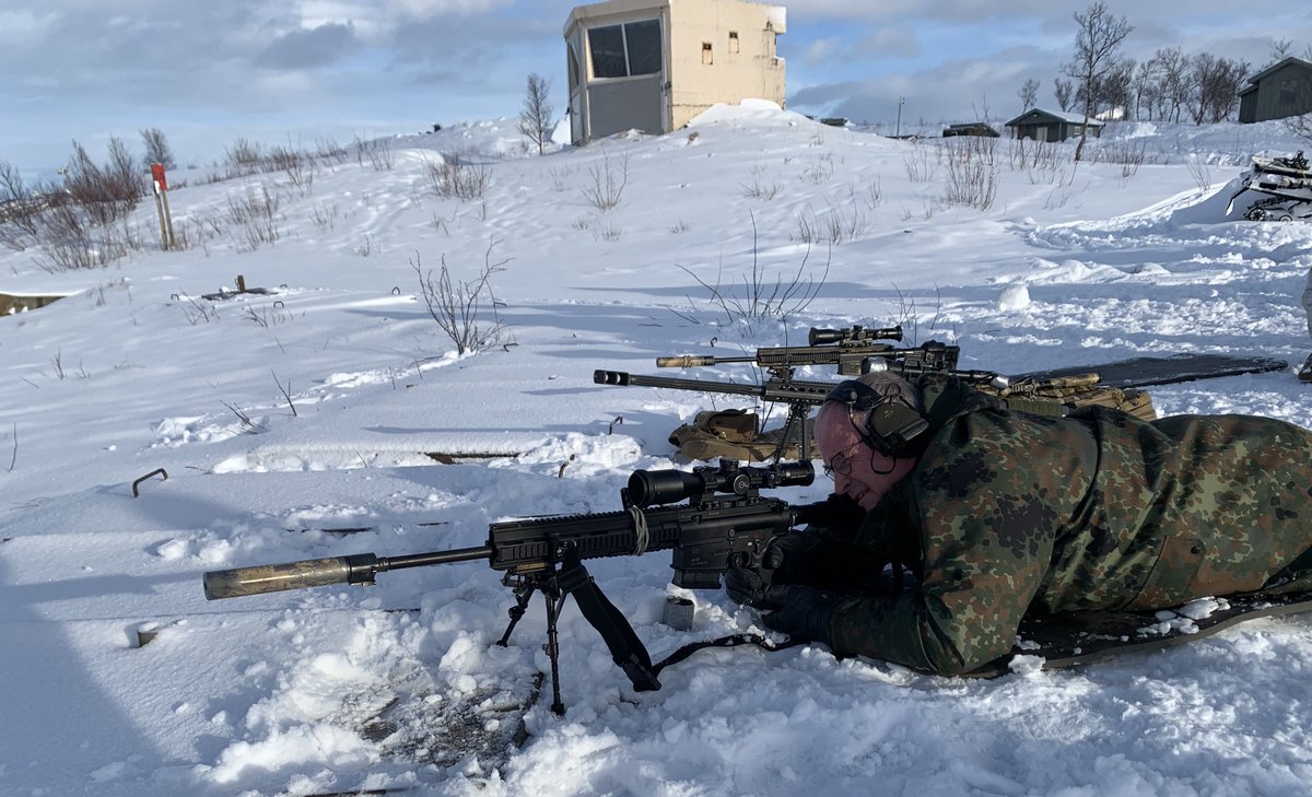 BundeswehrGI's tweet photo. Bei der Übung #ColdResponse2020 üben NOR & DEU #Scharfschützen. Admiral #BruunHanssen & ich haben diese Aufgabe selbst ausprobiert. Eisige Kälte, Wind & hohe Lichtreflektion erschweren die Aufgabe. Die jungen Kameraden sind deutlich treffsicherer als wir Generalinspekteure 😉/EZ https://t.co/Y32mjDumu0