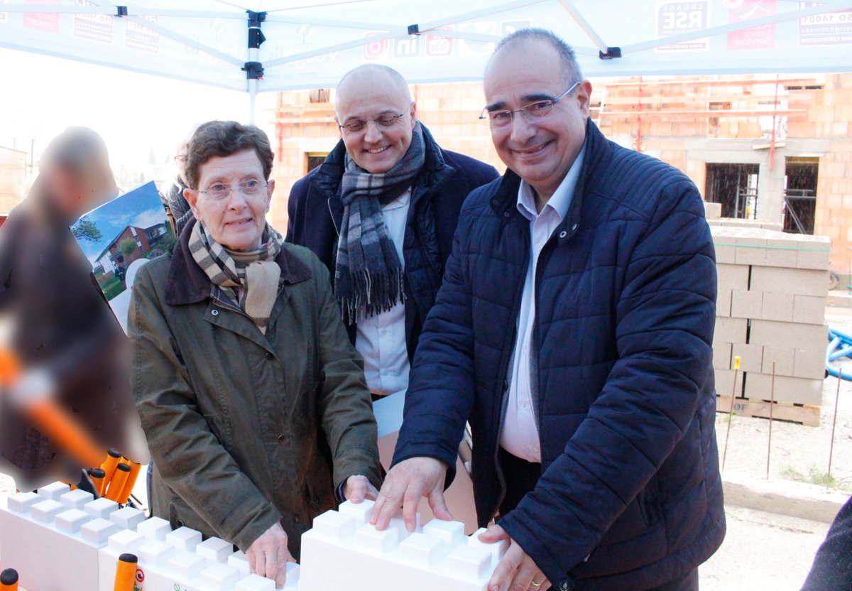 Ca y est :-) ! 
Le 5 mars nous avons posé la première pierre de notre programme d'accession sécurisée à la propriété de 15 logements à Chantraine ! 
2 appartements et 4 maisons sont encore disponibles à la vente. 
Renseignements sur neobilis.fr ou au 03.29.82.69.87