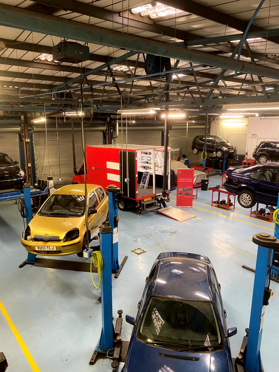 chi_stemgems's tweet photo. @electude e-learning visits @gstoakes LV3 automotive
students @Chi_College showcasing their hands-on vehicle simulator. Many thanks to @catreanor1 &amp; @Daniel_Electude for your time and enthusiasm https://t.co/IIS1ozO3iB