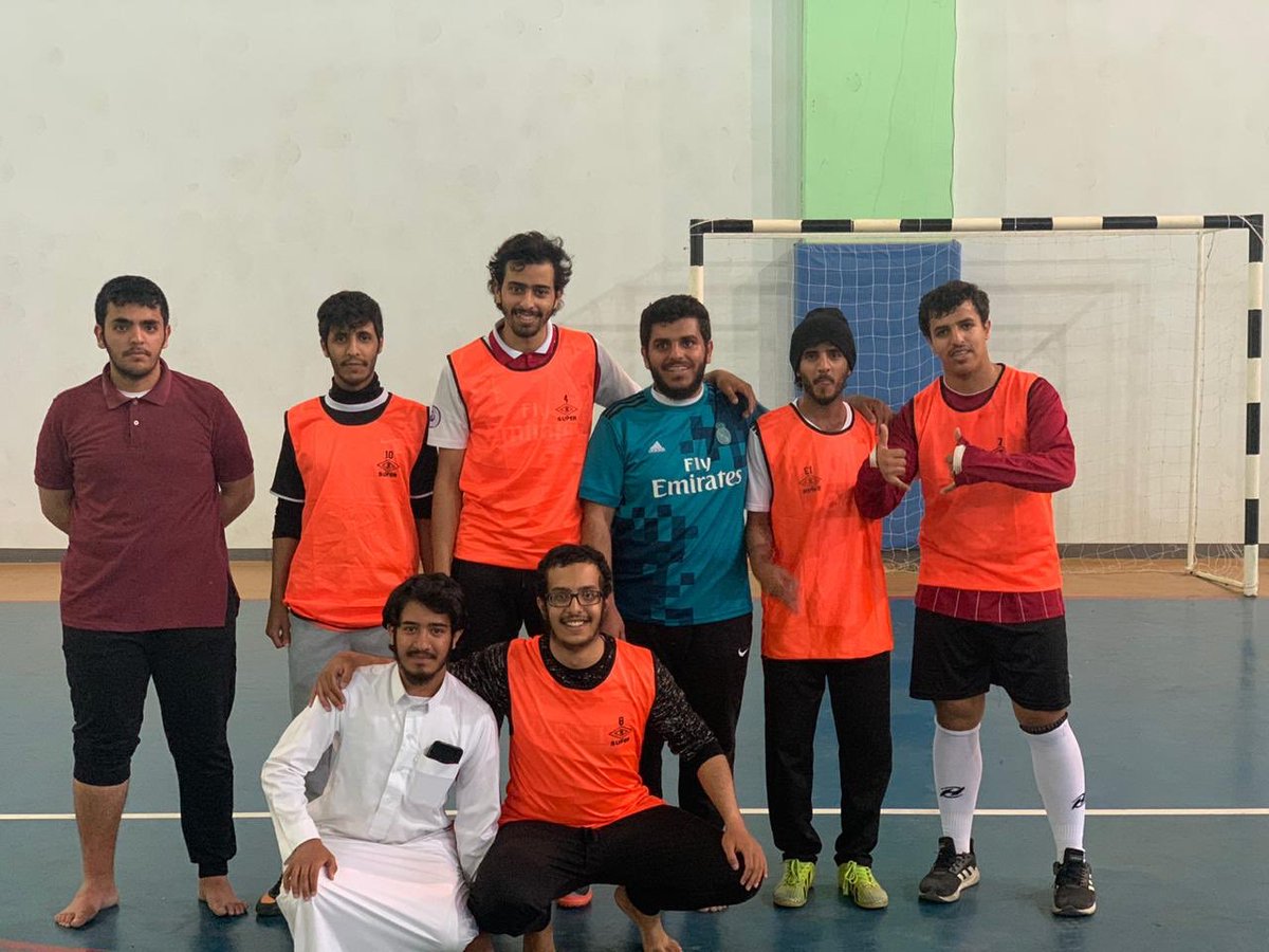 انطلق الدوري الرياضي الذي يقيمه نادي الشريعة وأصول الدين ممثلاً باللجنة الرياضية يوم الأحد ٧/١٣ ، وانتهت المباريات بفوز فريق التعاون على حطين ، وفوز ضمك على العالمي ، حيث تأهل الفريقان للنهائي .

#جامعة_الملك_خالد
#عمادة_شؤون_الطلاب