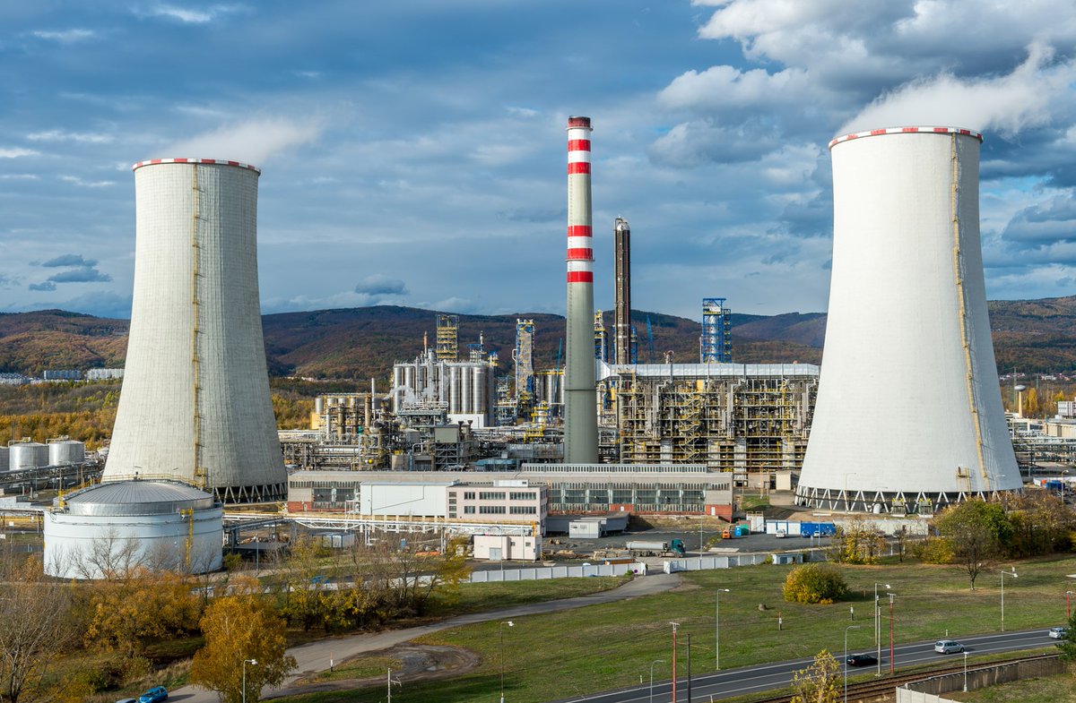 ORLENUnipetrol's tweet photo. V našem závodě v Litvínově postavíme testovací pyrolýzní jednotku, která bude sloužit na zpracování odpadních plastů. Výzkumný projekt s názvem #PYREKOL je jedním z důležitých projektů v oblasti cirkulární ekonomiky 🔁v @unipetrolcz #UniCRE #cirkularniekonomika #recyklace https://t.co/Ju29FMbQJM