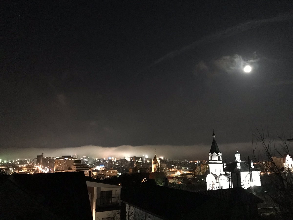 الوسم 夜の雲海と月 على تويتر