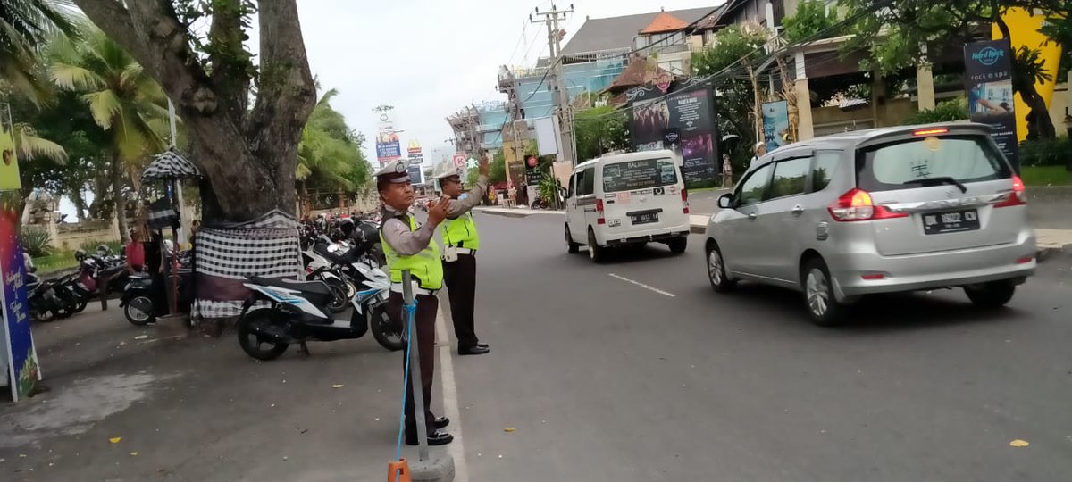 polsekkuta's tweet photo. Pastikan Lalin Lancar Jalan Pantai Kuta Personil Lantas Polsek Kuta Polresta Denpasar Lakukan Pemantauan, Senin (9/03/2020) sore.
#divisihumaspolri #lalulintas #jalan #pantaikutabali #lancar #personil #pemantauan #aruslalin #infobadung #polisibali #kutabalinews #polrestadenpasar https://t.co/Nd2aUXHM3E