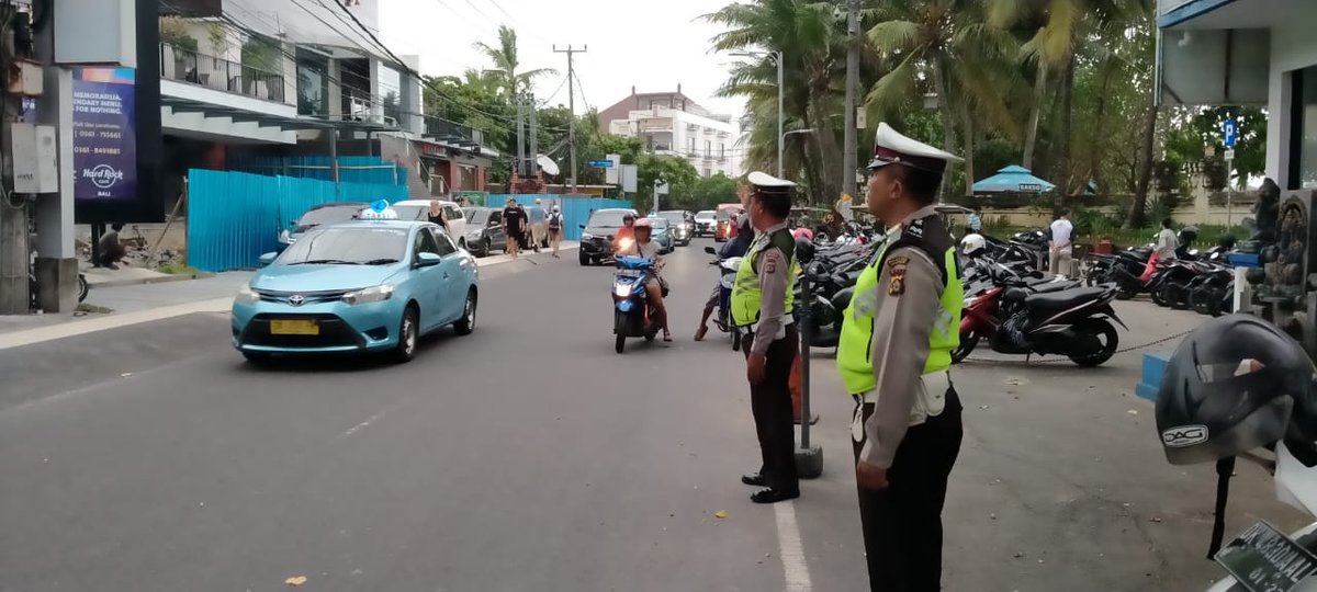 polsekkuta's tweet photo. Pastikan Lalin Lancar Jalan Pantai Kuta Personil Lantas Polsek Kuta Polresta Denpasar Lakukan Pemantauan, Senin (9/03/2020) sore.
#divisihumaspolri #lalulintas #jalan #pantaikutabali #lancar #personil #pemantauan #aruslalin #infobadung #polisibali #kutabalinews #polrestadenpasar https://t.co/Nd2aUXHM3E
